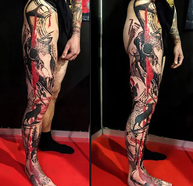 Une jambe tatouée par Guido Schmitz dans le style 
