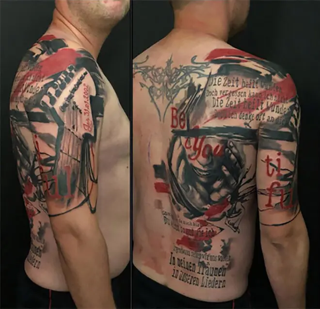 Un dos tatoué dans un style 