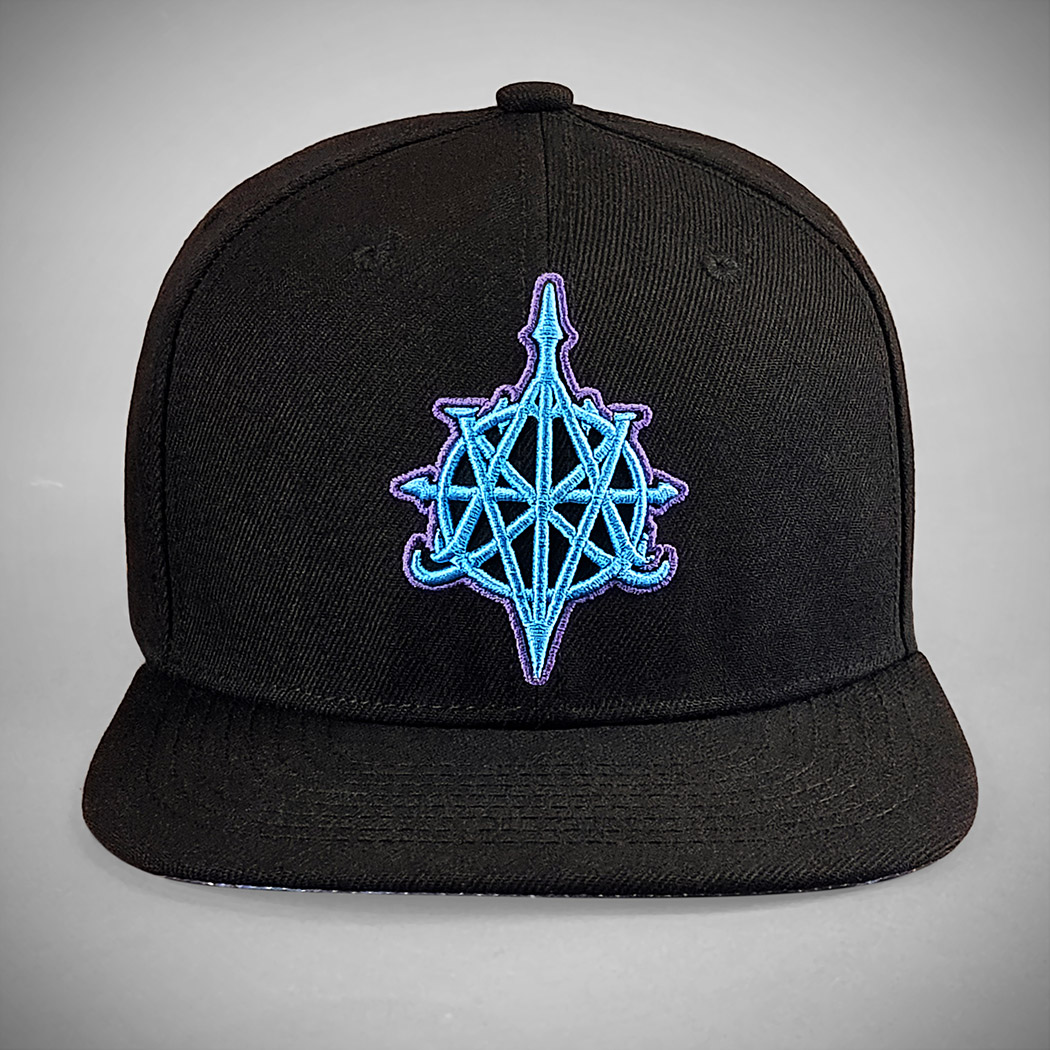 Logo bleu brodé en relief avec liseré violet.