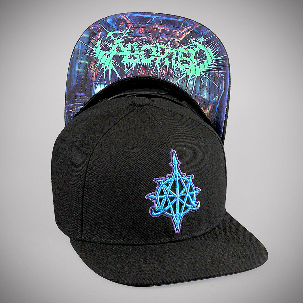 Casquette noire avec logo brodé sur le front et impression sous la visière